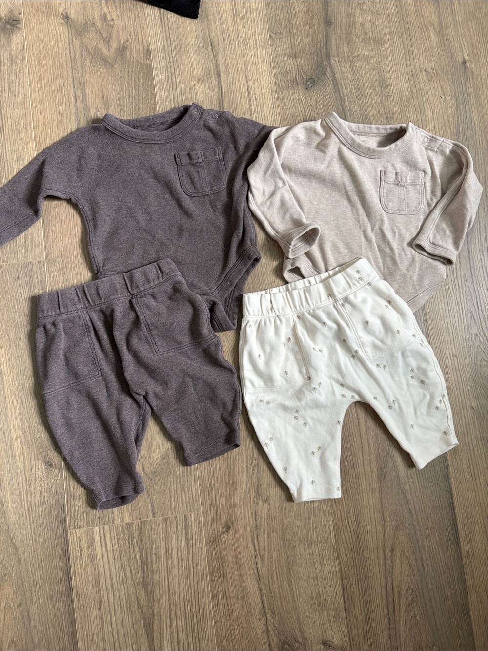 4 piece Banana republic bodysuit and pants outfit 6-12 months GUC